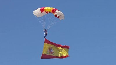 La 'boina verde' Carmen Gómez, primera mujer en aterrizar con la bandera en el desfile de la Fiesta Nacional