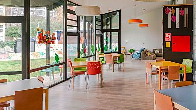 Espai comú de la Casa dels Xuklis, amb zones de joc, descans i convivència