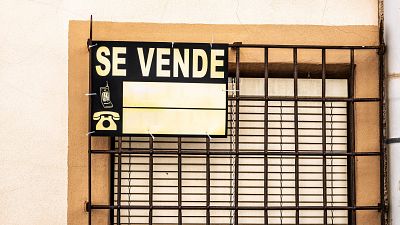 Detalle en la ventana de una casa a la venta en Elche de la Sierra (Albacete)