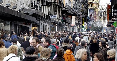 Casi 40.000 españoles emigraron al extranjero en el primer semestre de 2013, según el INE