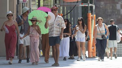Els turistes es protegeixen del sol i la calor al centre de Barcelona Els turistes es protegeixen del sol i la calor al centre de Barcelona