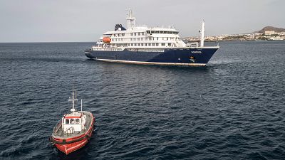 Imatge aèria del creuer MV Hondius fonejat al port de Praia, la capital de Cap Verd Imatge aèria del creuer MV Hondius fonejat al port de Praia, la capital de Cap Verd
