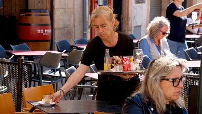 Una cambrera treballant en una terrassa d'un bar de la plaça de la Font a Tarragona Una cambrera treballant en una terrassa d'un bar de la plaça de la Font a Tarragona