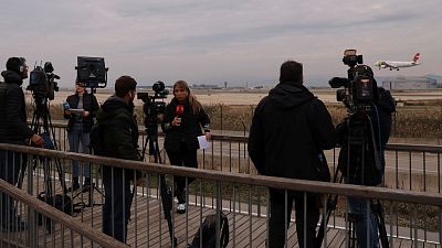 Catorce migrantes huyen en el aeropuerto del Prat tras forzar un aterrizaje de emergencia con un falso parto