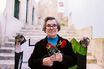 Celeste Caeiro, la mujer cuyos claveles dieron nombre a la Revolución que cambió Portugal