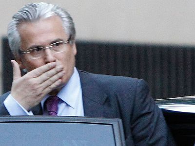 Centenares de personas despiden a Garzón en su última salida de la Audiencia Nacional