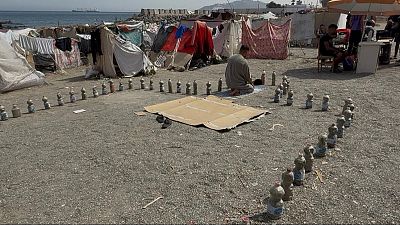 Un hombre reza en una mezquita improvisada en la playa del Trampolín de Ceuta