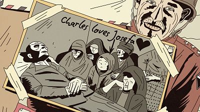 Un hombre con uniforme militar sostiene una fotografía enmarcada que muestra a otro hombre recostado, posiblemente enfermo o fallecido, rodeado de personas vestidas de luto. La imagen incluye la frase escrita a mano "Charles loves Josefa".