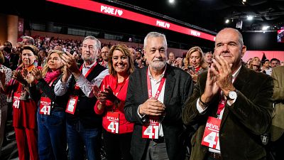 Chaves y Griñán reciben en pie la ovación de los asistentes al Congreso Federal del PSOE