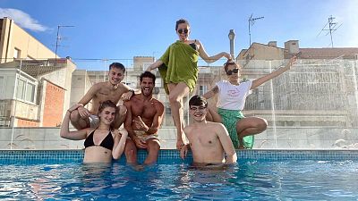 Los chicos de OT se bañan juntos en la piscina