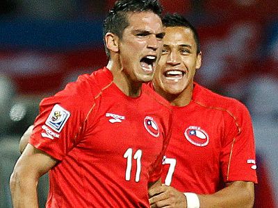 La selección de Marcelo Bielsa ha puesto la directa hacia los octavos de final del Mundial de Sudáfrica tras imponerse por 1-0 a Suiza con un gol de Mark González. Con este resultado, Chile se afianza como primera del grupo de España, su último rival La selección de Marcelo Bielsa ha puesto la directa hacia los octavos de final del Mundial de Sudáfrica tras imponerse por 1-0 a Suiza con un gol de Mark González. Con este resultado, Chile se afianza como primera del grupo de España, su último rival