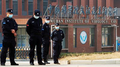 China arremete contra EE.UU. por investigar si la COVID-19 salió del laboratorio de Wuhan