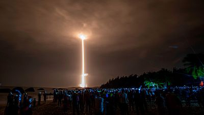 China lanza con éxito una sonda espacial para recolectar muestras de la Luna