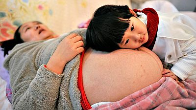 China pone fin a la política del "hijo único" y permite dos hijos por pareja