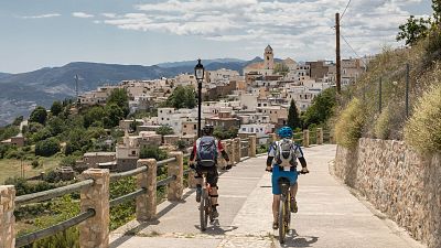 El cicloturismo gana terreno en España como alternativa sostenible y reposada de viajar: "La gente repite año tras año"