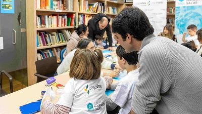 Niños participan en un taller científico de la Fundación Margarita Salass