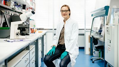 Conciliación o "síndrome de la impostora": ¿por qué las científicas participan menos como expertas en los medios?