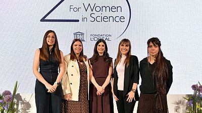 Cinco mujeres científicas, Ylenia Jabalera, Cintia Folgueira, María Puertas-Bartolomé, Ujué Fresán y Sara Mederos, celebran en un evento "For Women in Science" con los logos de UNESCO y L'Oréal. Cinco mujeres científicas, Ylenia Jabalera, Cintia Folgueira, María Puertas-Bartolomé, Ujué Fresán y Sara Mederos, celebran en un evento "For Women in Science" con los logos de UNESCO y L'Oréal.
