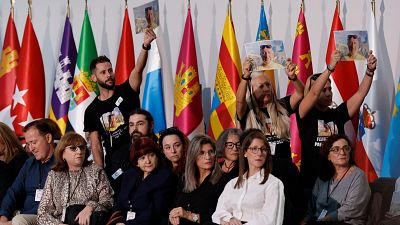 Familiares de las víctimas de la dana increpan a Mazón durante el Homenaje de Estado: "¡Asesino!", "¡Dimisión!"