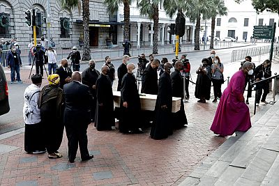 Cientos de sudafricanos se despiden de Desmond Tutu en su capilla ardiente