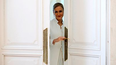 Cifuentes dimite sintiéndose objeto de una "campaña de acoso y derribo"