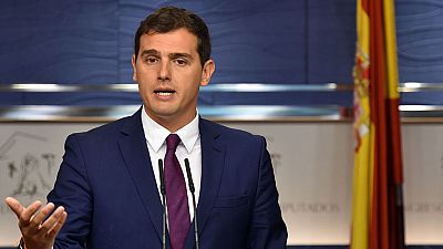 Rivera plantea al rey un gobierno de PP, PSOE y C's sin Rajoy o que todos se abstengan para que este gobierne Rivera plantea al rey un gobierno de PP, PSOE y C's sin Rajoy o que todos se abstengan para que este gobierne