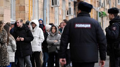 Ciudadanos rusos secundan la protesta 'Mediodía contra Putin' acudiendo a los colegios pese al riesgo a ser detenidos