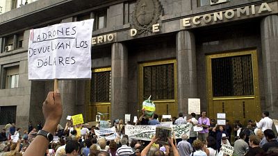 Veinte años del corralito, la crisis económica y social que aún se nota en Argentina