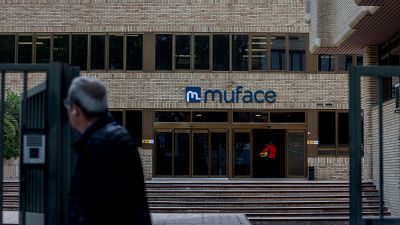 Muface: ¿por qué se cuestiona el modelo?, ¿puede la sanidad pública asumir la asistencia de todos los funcionarios?