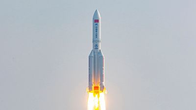 El cohete chino sin control cae en el sur del océano Pacífico tras generar una alerta mundial: así ha sido su trayectoria