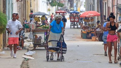 Colas eternas para cobrar una pensión de cuatro euros: los jubilados, los más perjudicados de la crisis en Cuba