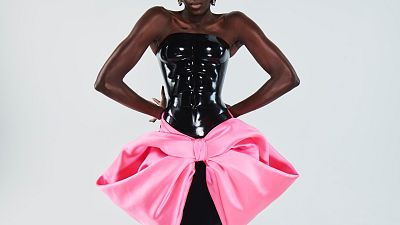 Schiaparelli hace una visión 'inmaculada' de la época dorada de la costura en los anos 50 | Ver Schiaparelli hace una visión 'inmaculada' de la época dorada de la costura en los anos 50 | Ver