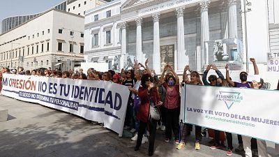 Colectivos feministas se manifiestan ante el Congreso contra la ley trans: "Ser mujer no es un sentimiento"