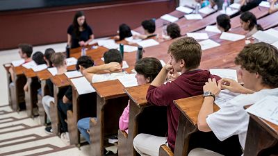 Los colegios concertados y privados "hinchan" de sobresalientes las notas del Bachillerato, según un informe