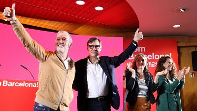 L'alcalde de Barcelona, Jaume Collboni, i el president de la Generalitat, Salvador Illa, saluden als assistents de l'acte de celebració dels dos anys de mandat municipal L'alcalde de Barcelona, Jaume Collboni, i el president de la Generalitat, Salvador Illa, saluden als assistents de l'acte de celebració dels dos anys de mandat municipal