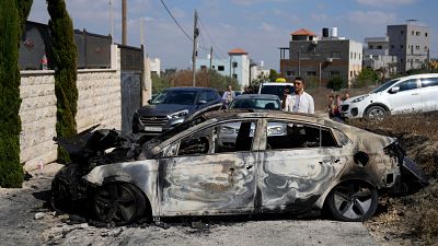 Colonos israelíes atacan un pueblo palestino en Cisjordania y matan a una persona e incendian viviendas y vehículos