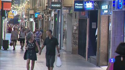 Molts comerços es resisteixen a apagar els llums dels aparadors