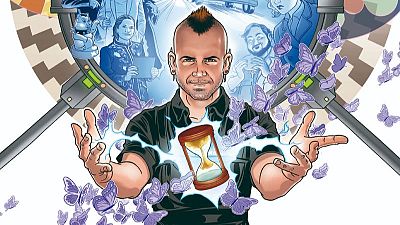 En la portada de un cómic, un personaje con cresta y camisa negra sonríe mientras sostiene un reloj de arena con un aura azul, rodeado de mariposas. Una lupa gigante muestra escenas de diferentes épocas y personajes con vestimentas variadas.