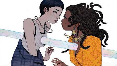 Dos mujeres jóvenes, una con cabello oscuro y piel clara vestida con camiseta y falda a cuadros, y otra con rastas y piel oscura con un vestido amarillo, se enfrentan con un haz de luz azul que las atraviesa.