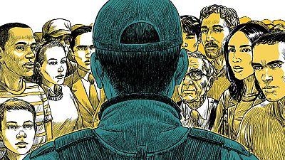 Espalda de un policía con gorra y uniforme verde oscuro, frente a una multitud diversa. Detalle de la portada del cómic 'Policía Global'. Espalda de un policía con gorra y uniforme verde oscuro, frente a una multitud diversa. Detalle de la portada del cómic 'Policía Global'.