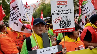 Comisiones Obreras y UGT se concentran ante la CEOE para exigir a las empresas que acaben con la siniestralidad laboral