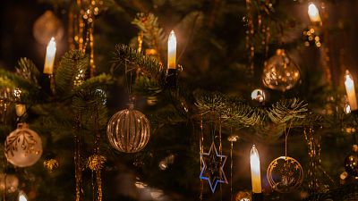 Decoración en un árbol de Navidad