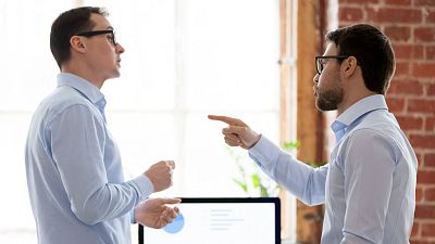 ¿Cómo tratar con gente agresiva o entrometida?