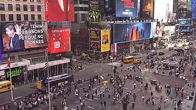 Compromís "recibe" a Mazón en Nueva York con un mensaje en Times Square:  "Tenemos 228 razones para que no vuelvas"