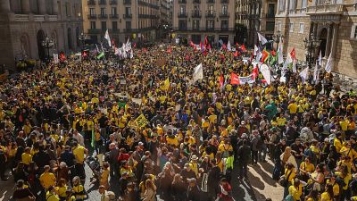 Manifestació multitudinària de docents a la plaça Sant Jaume de Barcelona Manifestació multitudinària de docents a la plaça Sant Jaume de Barcelona
