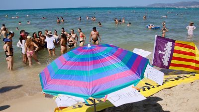 Concentraciones en las playas de Mallorca e Ibiza para protestar contra la masificación turística que afecta a las islas