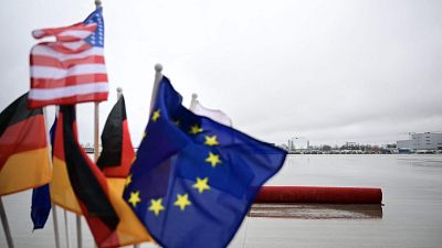 Las banderas alemanas y europeas ondean junto a la de Estados Unidos en la pista de aterrizaje del aeropuerto internacional de Múnich antes de la llegada del vicepresidente estadounidense, J.D. Vance. Las banderas alemanas y europeas ondean junto a la de Estados Unidos en la pista de aterrizaje del aeropuerto internacional de Múnich antes de la llegada del vicepresidente estadounidense, J.D. Vance.