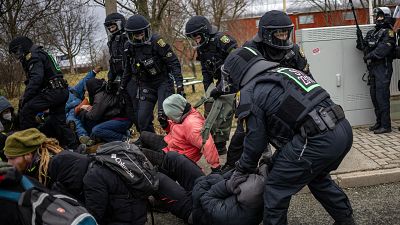 Una manifestación logra retrasar el inicio del congreso de la ultraderechista Alternativa para Alemania