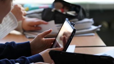 El Consejo Escolar de Estado acuerda prohibir el móvil en educación infantil y primaria y limitarlo en secundaria
