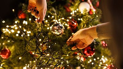Bombillas LED y temporizadores: consejos para poner las luces de Navidad y ahorrar en la factura